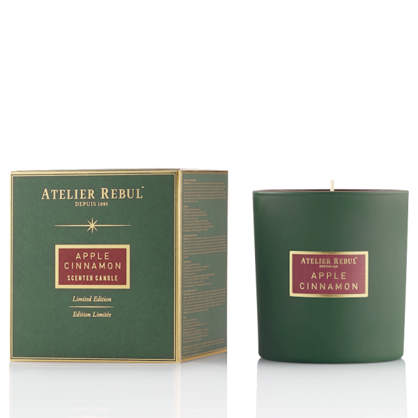 Groene Atelier Rebul kaars met gouden tekst Apple Cinnamon en bijpassende groene kartonnen doos. De foto heeft een transparante achtergrond.