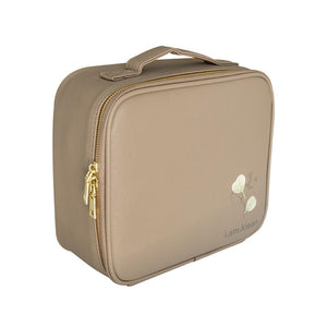 Gesloten make-up koffer met het logo van i am klean. De makeup tas heeft een taupe kleur met gouden ritssluiting. 