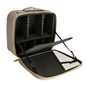 De grote make-up koffer van i.am.klean heeft een grote spiegel en meedere compartimenten aan de binnenzijde. Mooi in het zwart afgewerkt en praktisch met de voorziene heflinten voor het deksel.