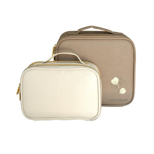 De twee make-up koffers van i.am.klean. De kleine make-up tas is wit, de grote is taupe. Beiden hebben ze een gouden ristsluiting en handvat. Vooraan de koffer staat het logo van i.am.klean