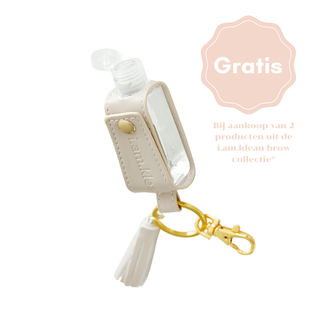 Gratis sleutelhanger die cadeau gegeven wordt wanneer er voor 2 producten uit de wenkbrauw make-up collectie van i.am.klean gekocht wordt. De sleutelhanger heeft een alcoholgel flesje en gouden ring om aan je sleutels te hangen. Het flesje in ingepakt in beige leder met het logo van i.am.klean.