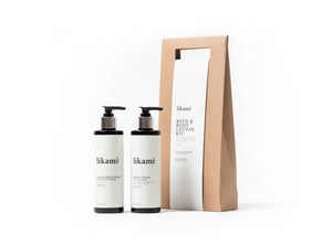 Duo pakket van hand en douchegel en body lotion van Likami. De producten zitten verpakt in een zwarte fles met pomp en een wit etiket. Het duo pakket zit in een kartonnen zak verpakt. De achtergrond van de foto is wit.