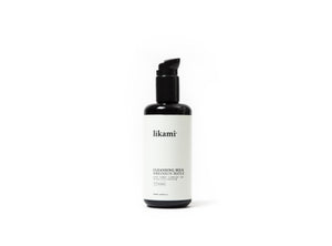 Natuurlijke en biologische reinigingsmelk voor het gezicht van Likami. Het reinigingsproduct zit in een zwarte glazen fles met pomp en heeft een wit etiket. De foto heeft een witte achtergrond.