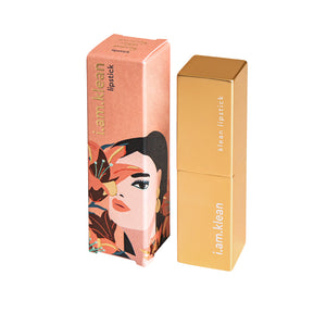 Nectar minerale lippenstift van i.am.klean in gouden vierkante verpakking. Rechts staat de roze verpakkingsdoos met een artistiek getekende vrouw die bloemen vasthoudt. De foto heeft een witte achtergrond. 