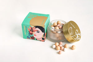 Matterende poeder parel make-up van i.am.klean met groene verpakking en glazen pot met gouden deksel. Foto met witte achtergrond